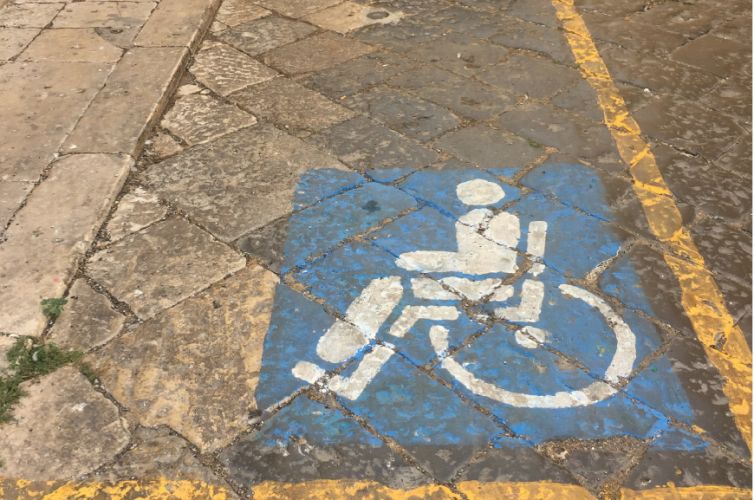 Monitoring parking bays reserved to disabled people