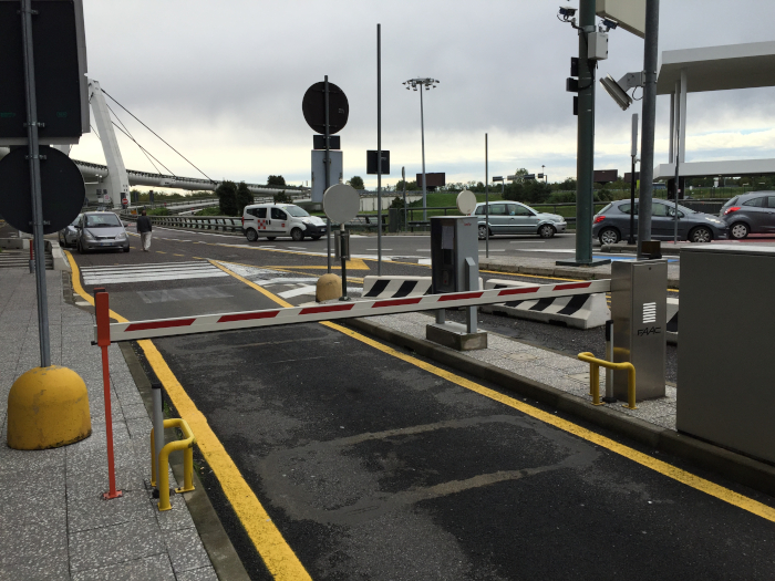 accessi varchi gate con sky light traffic sensor